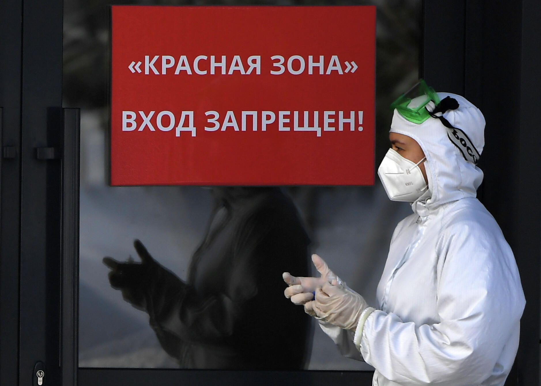 Медицинский работник у входа в красную зону Республиканской клинической инфекционной больницы в Казани Медицинский работник у входа в красную зону Республиканской клинической инфекционной больницы в Казани - РИА Новости, 1920, 03.09.2024