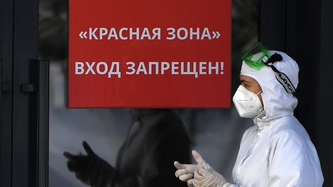 Медицинский работник у входа в красную зону