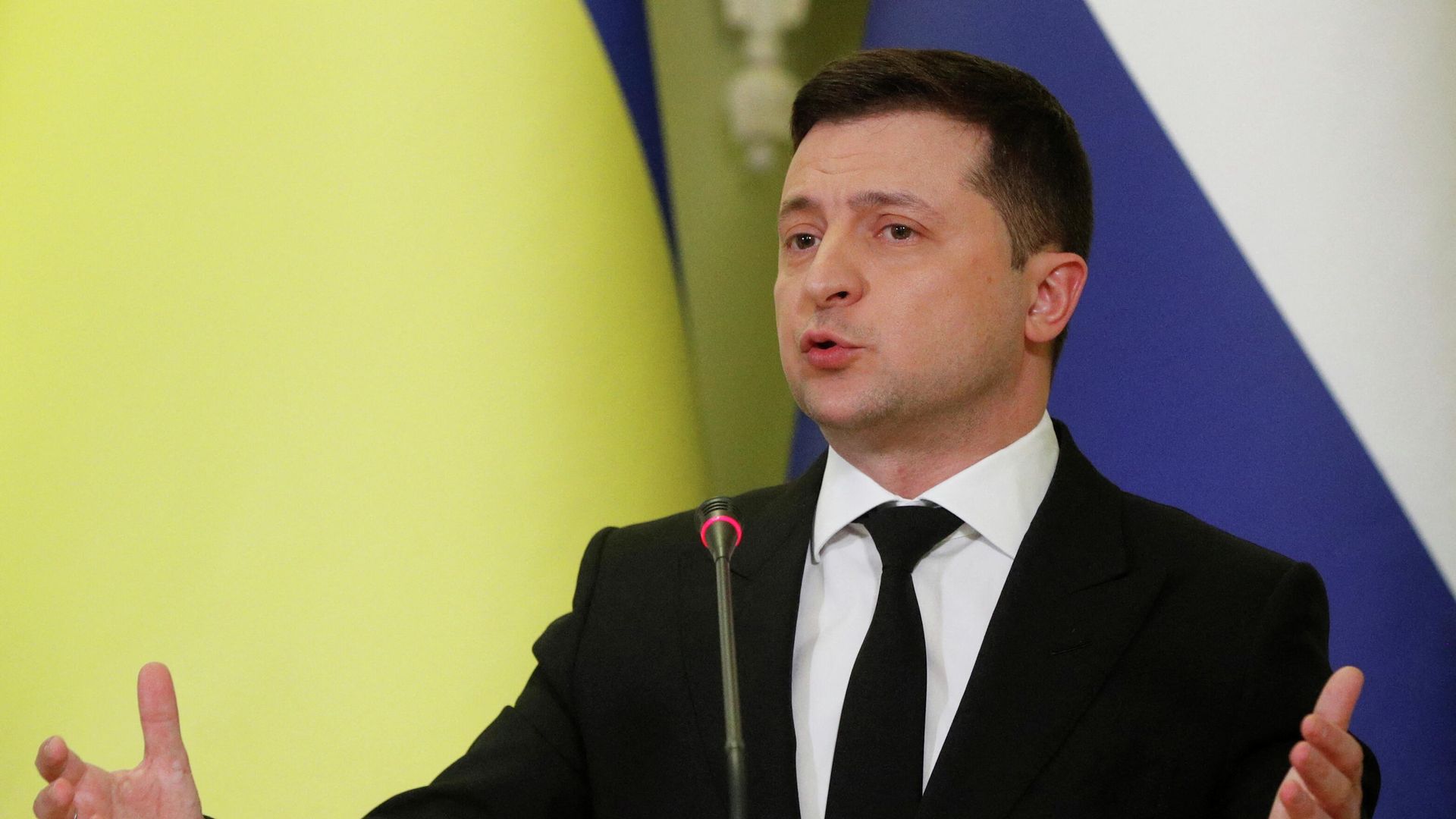 Президент Украины Владимир Зеленский во время брифинга после переговоров с премьер-министром Нидерландов Марком Рютте в Киеве Президент Украины Владимир Зеленский во время брифинга после переговоров с премьер-министром Нидерландов Марком Рютте в Киеве - РИА Новости, 1920, 06.02.2022
