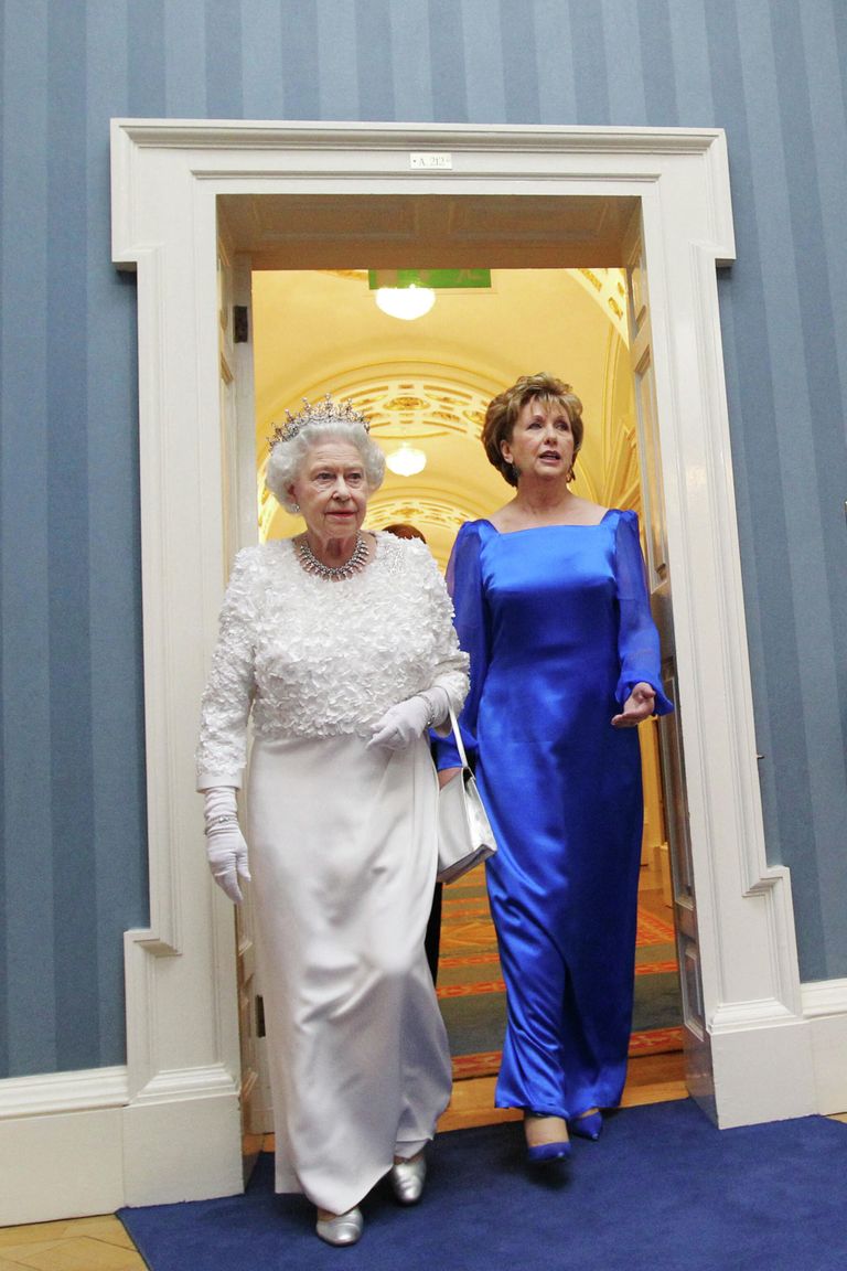 Королевой Великобритании Елизавета II и президент республики Ирландия Мэри Макалис перед торжественным обедом в Дублинском замоке. 18 мая 2011 Королевой Великобритании Елизавета II и президент республики Ирландия Мэри Макалис перед торжественным обедом в Дублинском замоке. 18 мая 2011