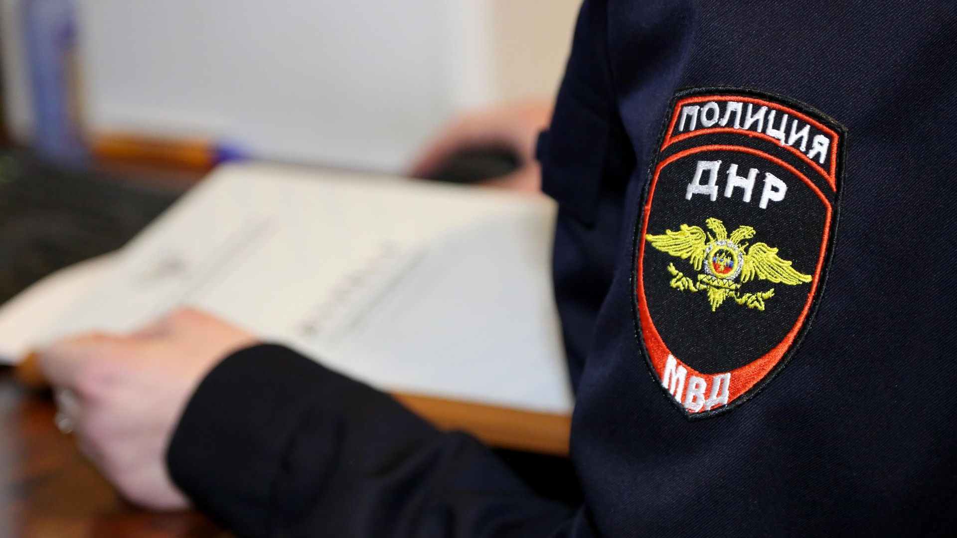 Шеврон на рукаве сотрудницы полиции ДНР Шеврон на рукаве сотрудницы полиции ДНР - РИА Новости, 1920, 08.08.2024