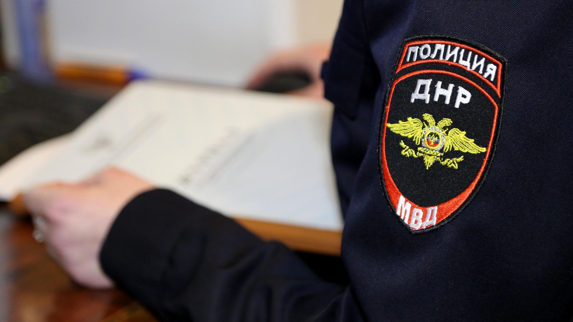 Шеврон на рукаве сотрудницы полиции ДНР Шеврон на рукаве сотрудницы полиции ДНР - РИА Новости, 1920, 24.03.2022