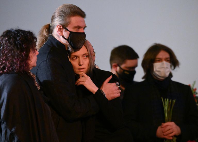 Дети В. Мережко - сын Иван Мережко и дочь Мария Мережко на церемонии прощания с Народным артистом РФ, драматургом и режиссером Виктором Мережко Дети В. Мережко - сын Иван Мережко и дочь Мария Мережко на церемонии прощания с Народным артистом РФ, драматургом и режиссером Виктором Мережко