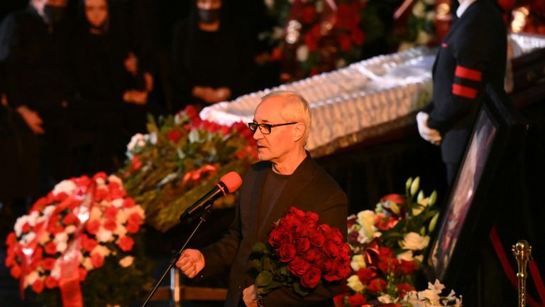 Актер, режиссер, депутат Московской городской думы Евгений Герасимов на церемонии прощания с Народным артистом РФ, драматургом и режиссером Виктором Мережко в Центральном доме кинематографистов Актер, режиссер, депутат Московской городской думы Евгений Герасимов на церемонии прощания с Народным артистом РФ, драматургом и режиссером Виктором Мережко в Центральном доме кинематографистов
