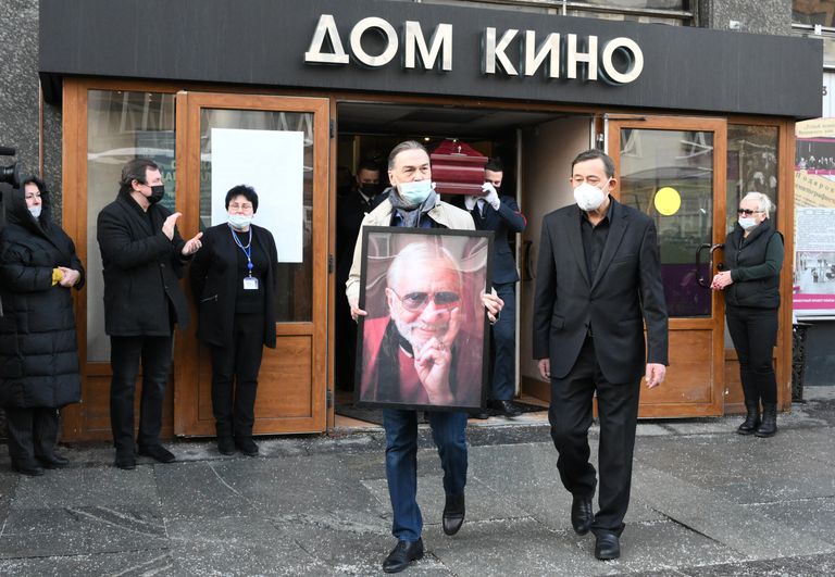 Вынос гроба с телом Народного артиста РФ, драматурга и режиссера Виктора Мережко после церемонии прощания в Центральном доме кинематографистов Вынос гроба с телом Народного артиста РФ, драматурга и режиссера Виктора Мережко после церемонии прощания в Центральном доме кинематографистов