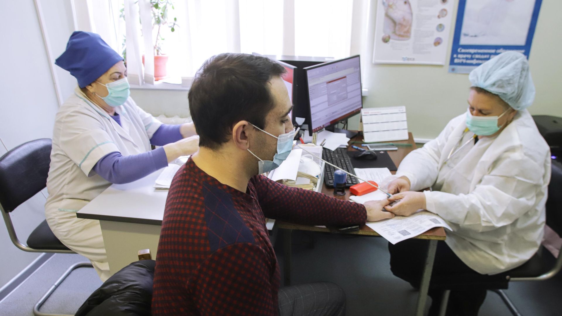 Мужчина во время приема у врача в отделении для пациентов с ОРВИ Мужчина во время приема у врача в отделении для пациентов с ОРВИ - РИА Новости, 1920, 10.02.2022