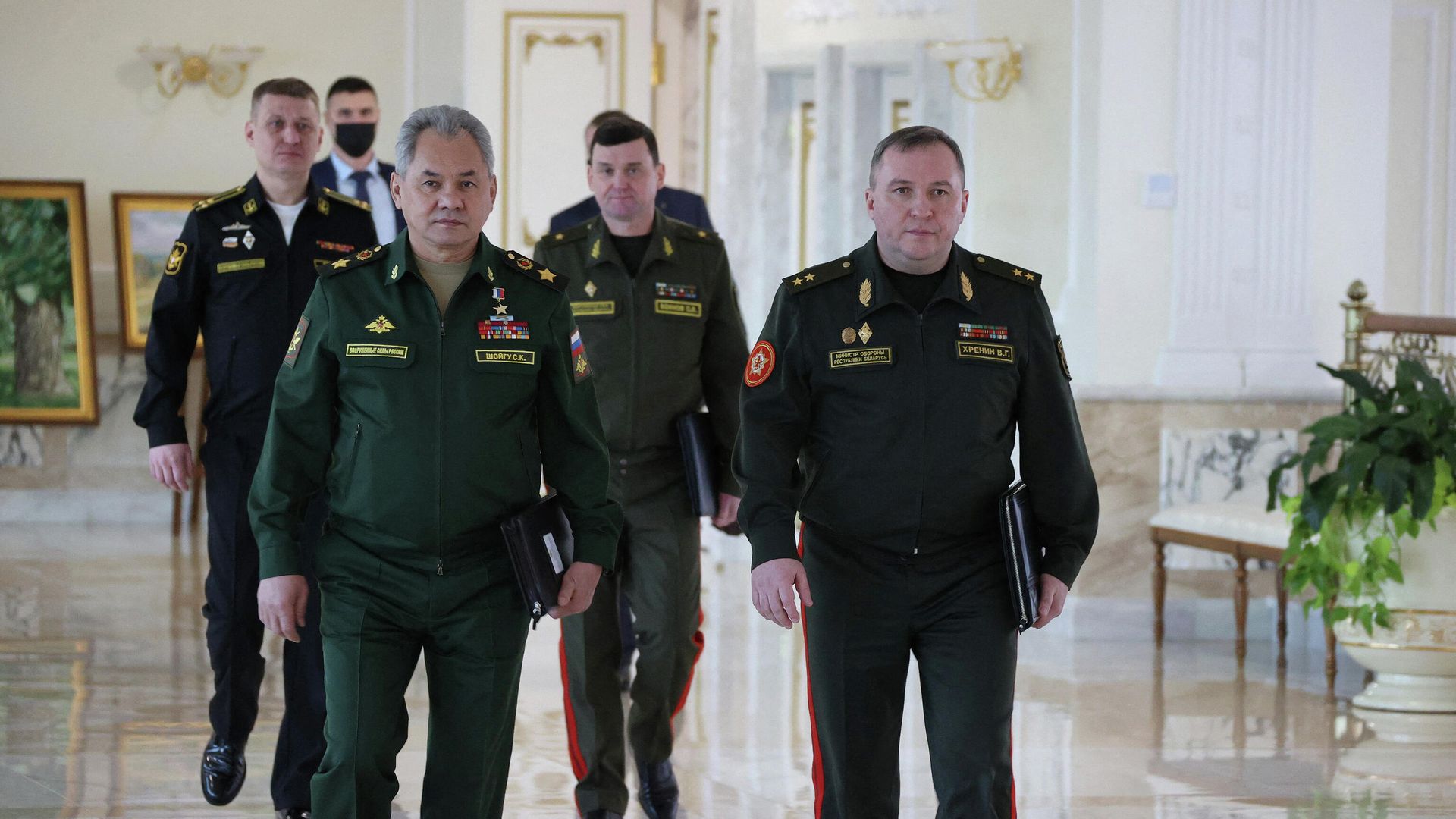 Министр обороны РФ Сергей Шойгу и министр обороны Белоруссии Виктор Хренин перед встречей с президентом Белоруссии Александром Лукашенко в Минске Министр обороны РФ Сергей Шойгу и министр обороны Белоруссии Виктор Хренин перед встречей с президентом Белоруссии Александром Лукашенко в Минске - РИА Новости, 1920, 03.02.2022