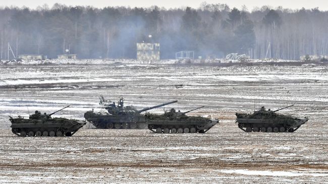 Боевые машины пехоты БМП-2 вооруженных сил Союзного государства России и Белоруссии во время учений “Союзная решимость-2022”