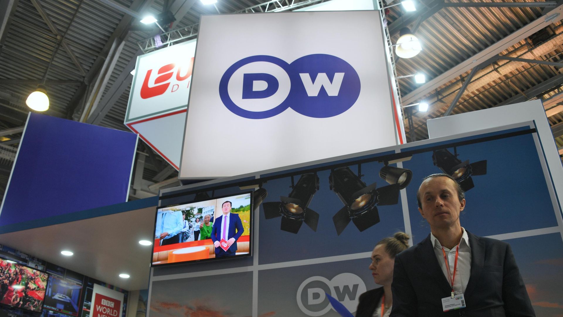 Стенд телеканала Deutsche Welle Стенд телеканала Deutsche Welle - РИА Новости, 1920, 04.02.2022