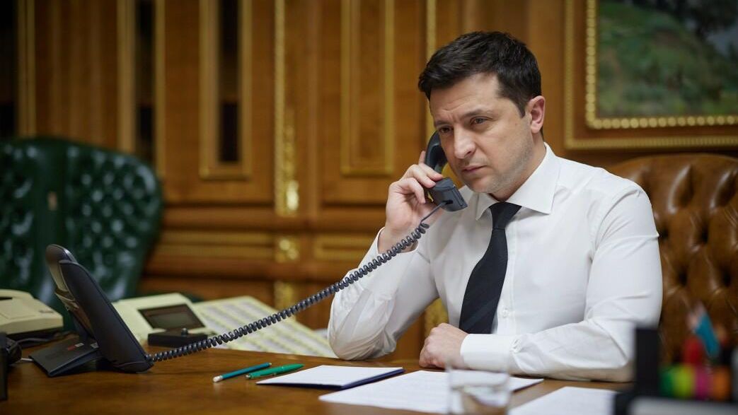 Президент Украины Владимир Зеленский во время телефонного разговора Президент Украины Владимир Зеленский во время телефонного разговора - РИА Новости, 1920, 01.08.2022