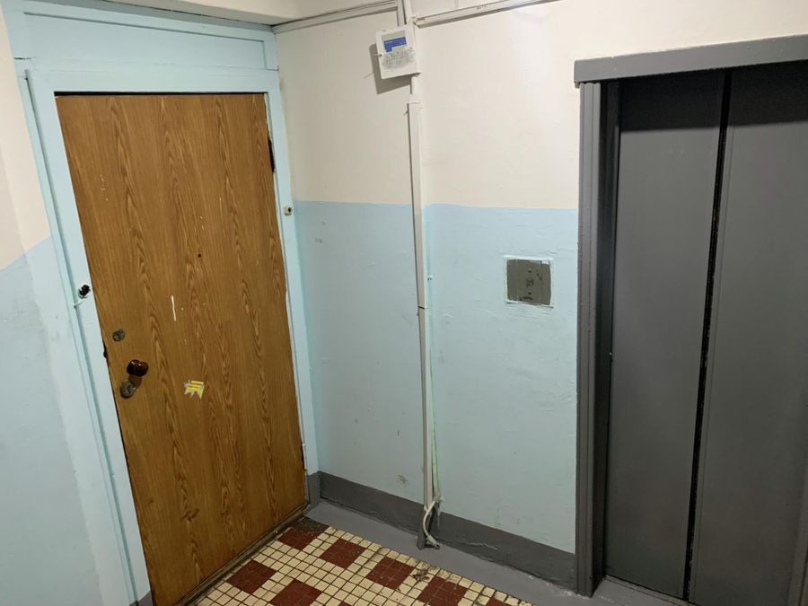 Дверь в домашний сад, из окна которого выпал ребенок Дверь в домашний сад, из окна которого выпал ребенок