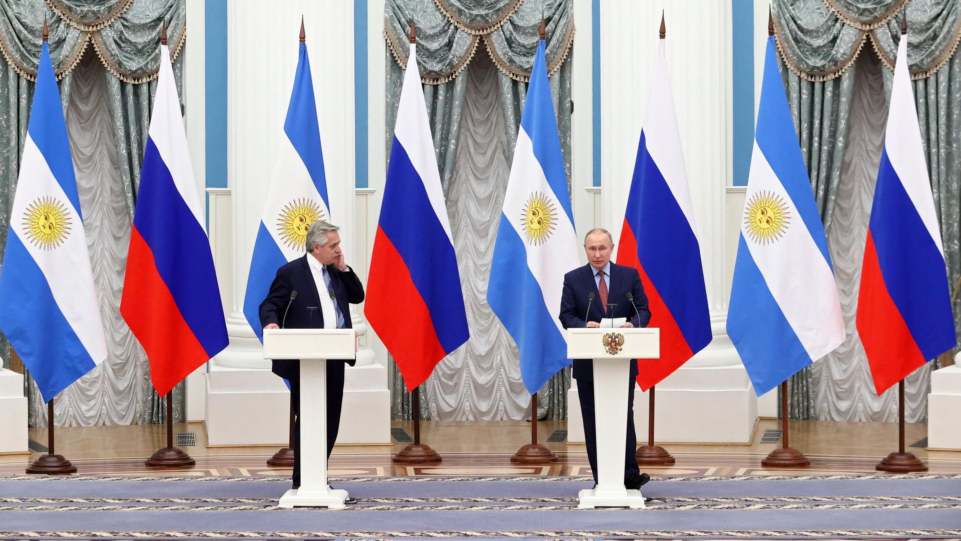 Президент России Владимир Путин и президент Аргентины Альберто Фернандес во время пресс-конференции Президент России Владимир Путин и президент Аргентины Альберто Фернандес во время пресс-конференции - РИА Новости, 1920, 03.02.2022