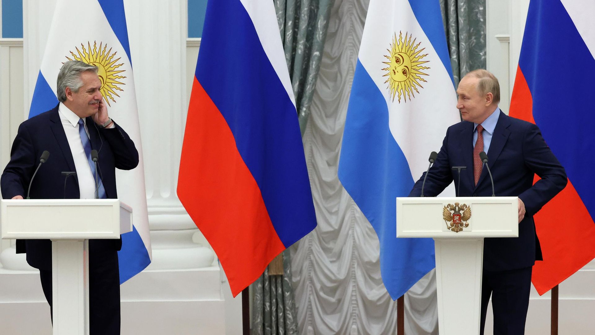Президент России Владимир Путин и президент Аргентины Альберто Фернандес во время пресс-конференции Президент России Владимир Путин и президент Аргентины Альберто Фернандес во время пресс-конференции - РИА Новости, 1920, 03.02.2022
