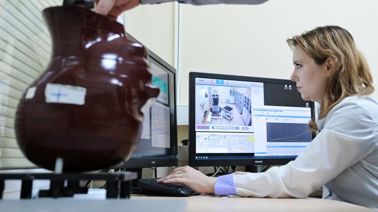 Оператор установки протонно-лучевой терапии для лечения онкологических заболеваний в отделении экспериментальной ядерной медицины МРНЦ имени А. Ф. Цыба - филиала ФГБУ НМИЦ радиологии Минздрава России Оператор установки протонно-лучевой терапии для лечения онкологических заболеваний в отделении экспериментальной ядерной медицины МРНЦ имени А. Ф. Цыба - филиала ФГБУ НМИЦ радиологии Минздрава России