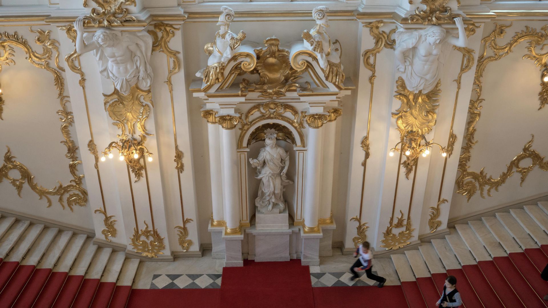 Главная лестница в Государственном Эрмитаже в Санкт-Петербурге Главная лестница в Государственном Эрмитаже в Санкт-Петербурге - РИА Новости, 1920, 18.05.2022