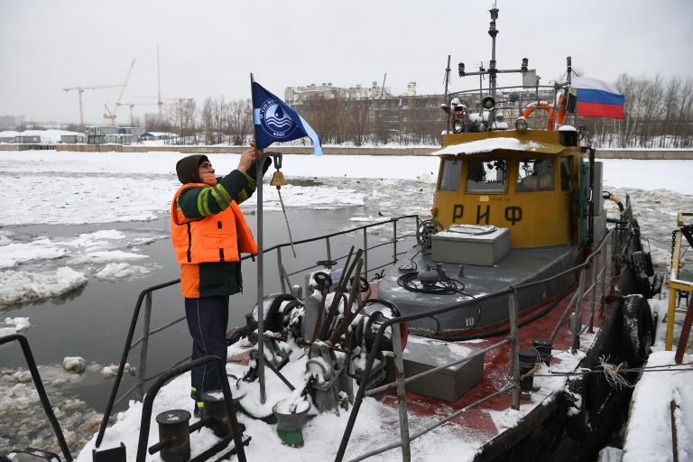 Сотрудник ГУП Мосводосток подготавливает ледокол к проведению зимних работ на Москве-реке Сотрудник ГУП Мосводосток подготавливает ледокол к проведению зимних работ на Москве-реке