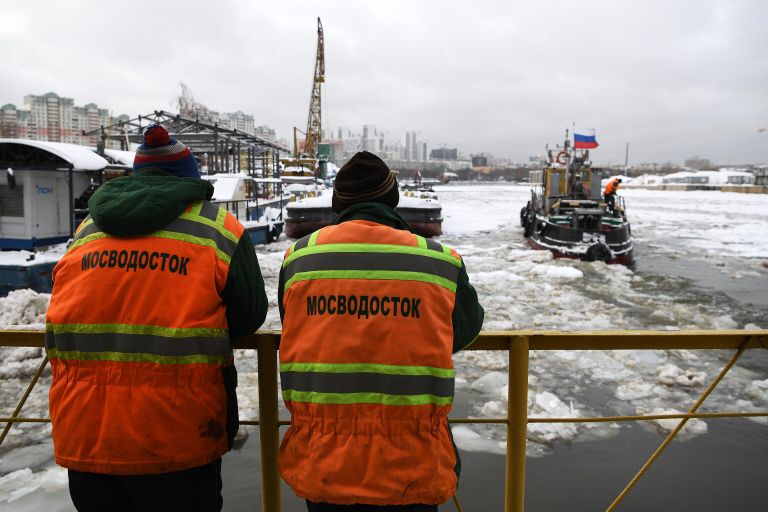 Сотрудники ГУП Мосводосток наблюдают за отплытием ледокола для проведения зимних работ на Москве-реке Сотрудники ГУП Мосводосток наблюдают за отплытием ледокола для проведения зимних работ на Москве-реке