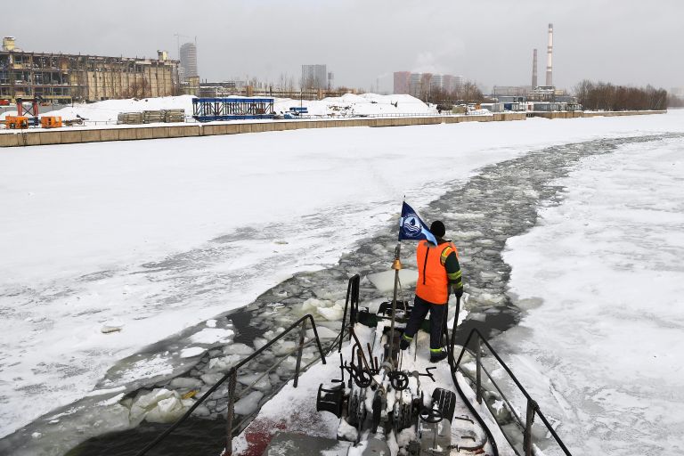 Сотрудник ГУП Мосводосток на ледоколе во время зимних работ на Москве-реке Сотрудник ГУП Мосводосток на ледоколе во время зимних работ на Москве-реке