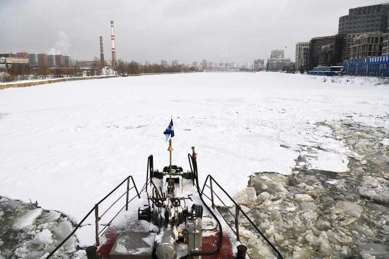 Ледокол ГУП Мосводосток во время зимних работ на Москве-реке Ледокол ГУП Мосводосток во время зимних работ на Москве-реке