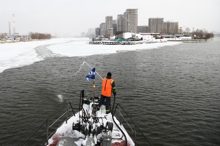 Сотрудник ГУП Мосводосток на ледоколе во время зимних работ на Москве-реке Сотрудник ГУП Мосводосток на ледоколе во время зимних работ на Москве-реке