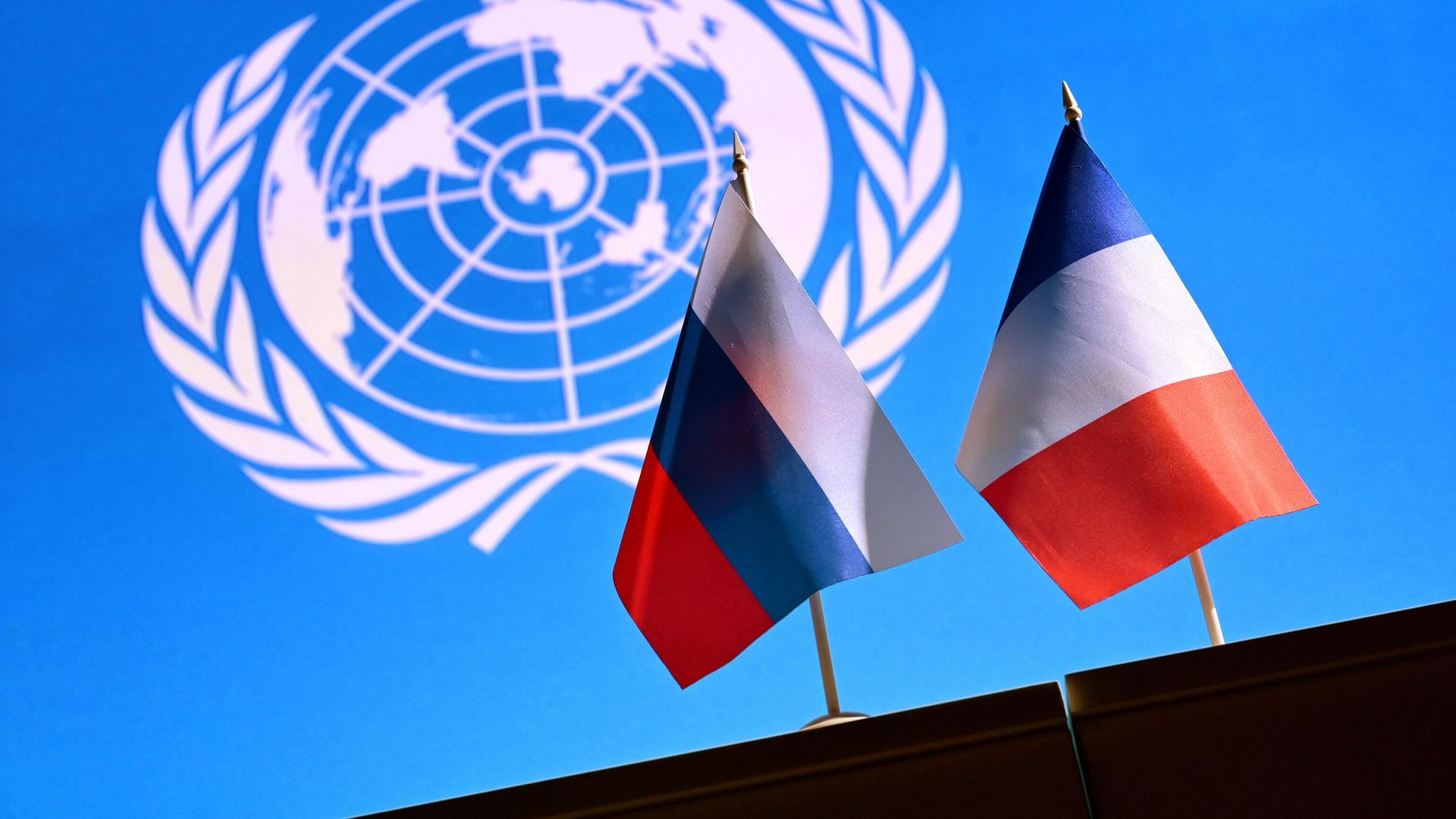 Государственные флаги России и Франции - РИА Новости, 1920, 25.02.2022
