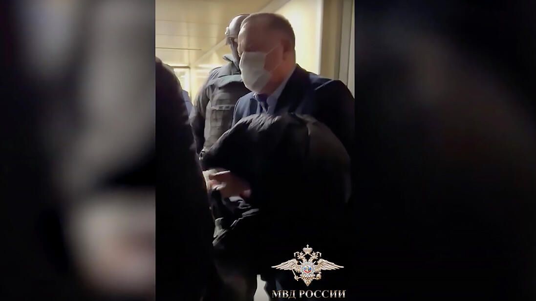 Задержание исполняющего обязанности гендиректора госпредприятия, связанного с Минэнерго. Кадр видео Задержание исполняющего обязанности гендиректора госпредприятия, связанного с Минэнерго. Кадр видео - РИА Новости, 1920, 05.02.2022