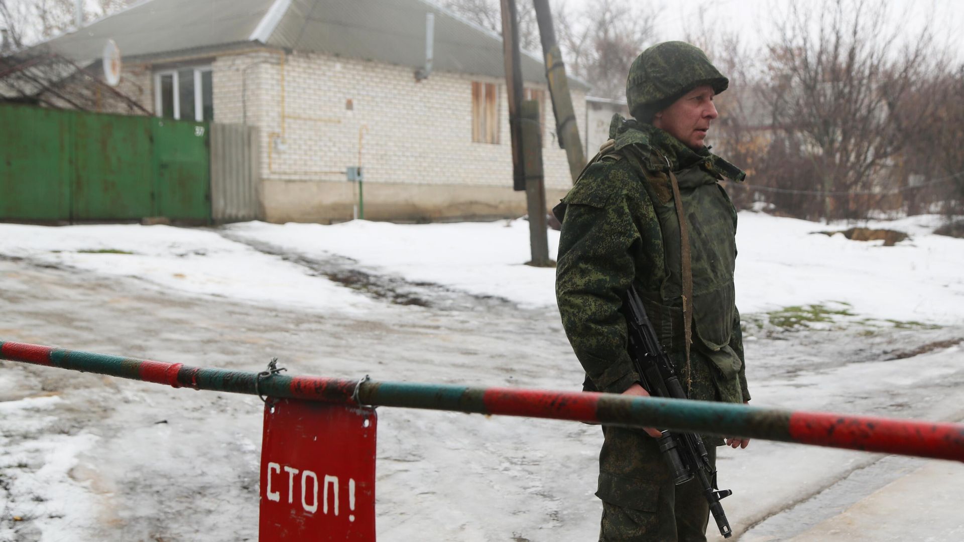 Боец Народной милиции ЛНР на позиции в районе поселка Сокольники Луганской области Боец Народной милиции ЛНР на позиции в районе поселка Сокольники Луганской области - РИА Новости, 1920, 05.02.2022