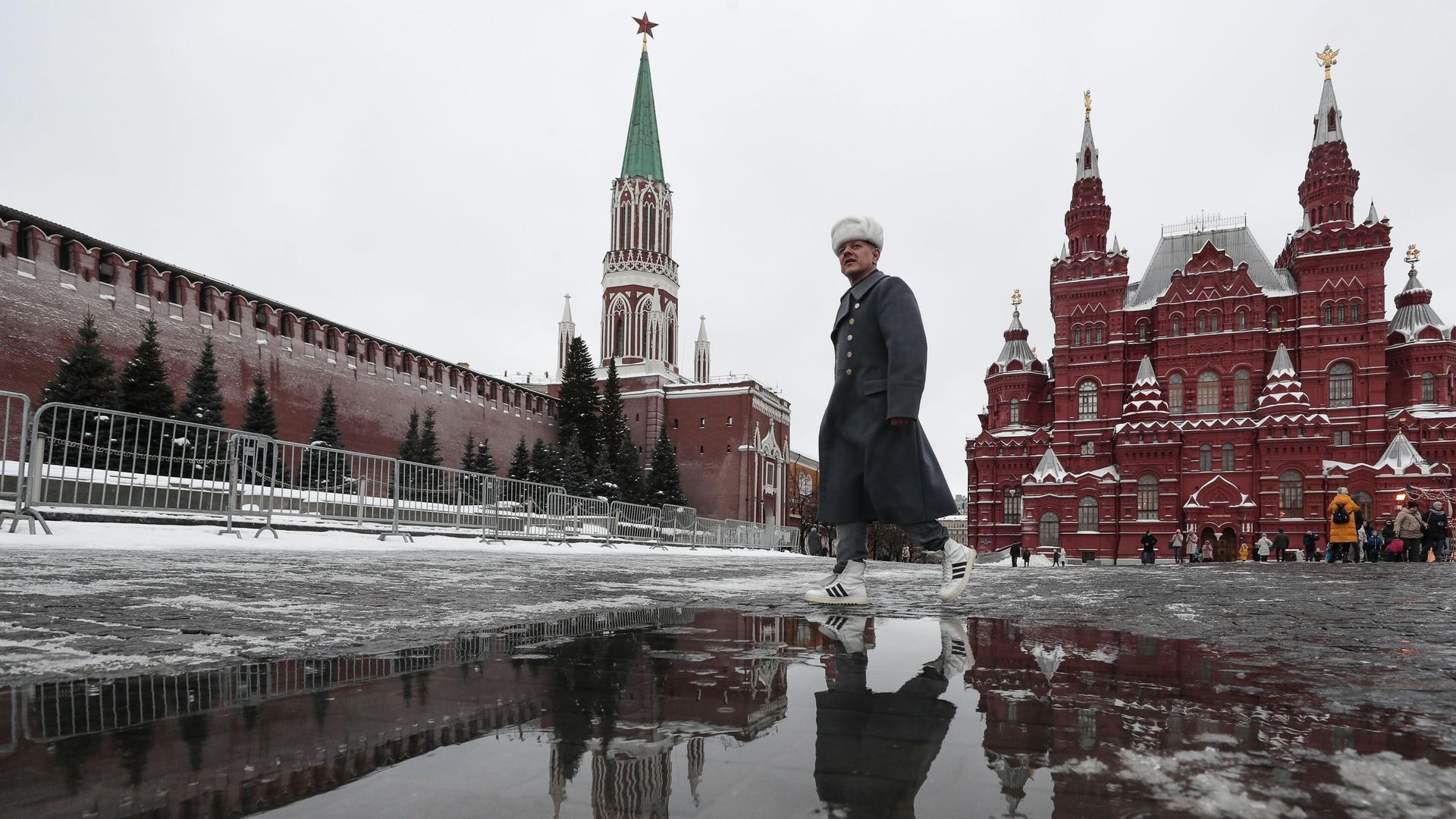 Прохожий на Красной площади в Москве Прохожий на Красной площади в Москве - РИА Новости, 1920, 05.02.2022