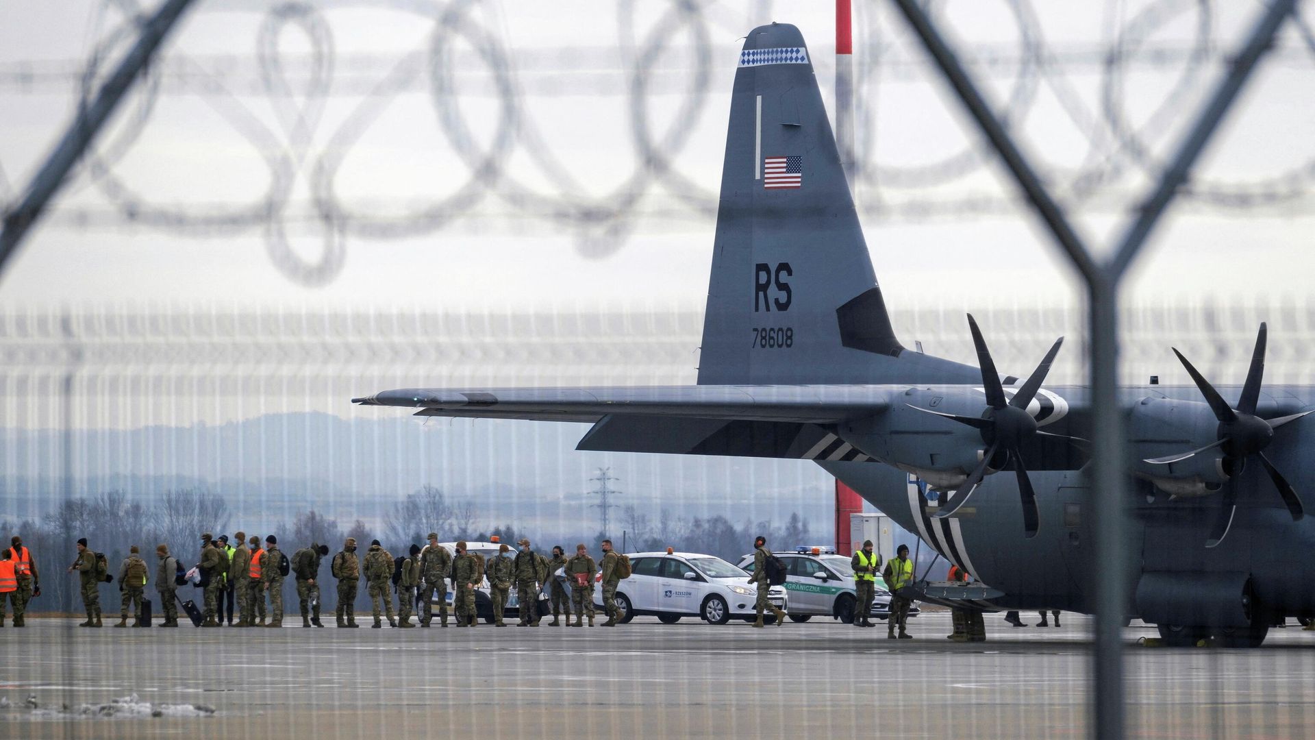 Транспортный самолет Lockheed Martin C-130 Hercules ВВС США на взлетно-посадочной полосе в аэропорту Ясенка, Польша Транспортный самолет Lockheed Martin C-130 Hercules ВВС США на взлетно-посадочной полосе в аэропорту Ясенка, Польша - РИА Новости, 1920, 06.02.2022