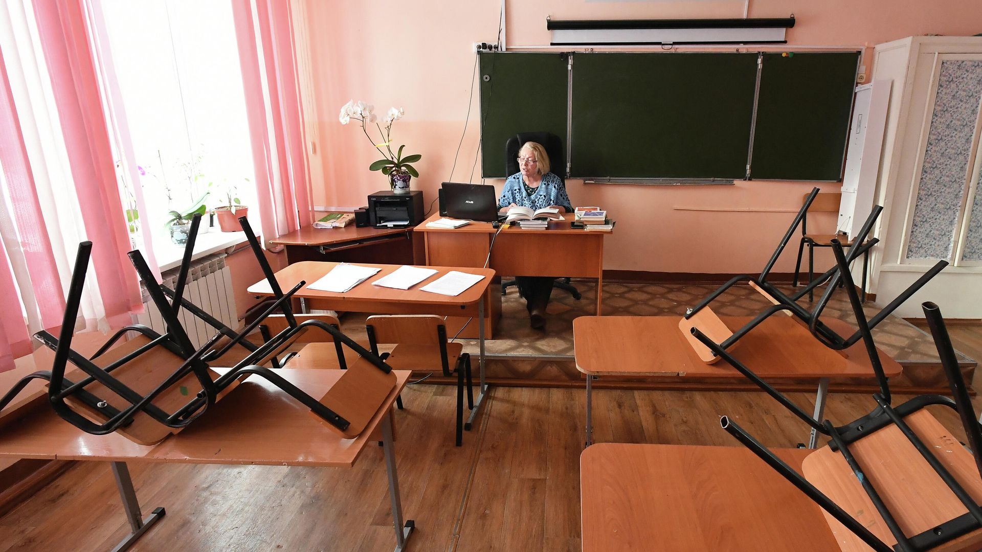 Учитель ведет дистанционный урок Учитель ведет дистанционный урок - РИА Новости, 1920, 18.04.2022