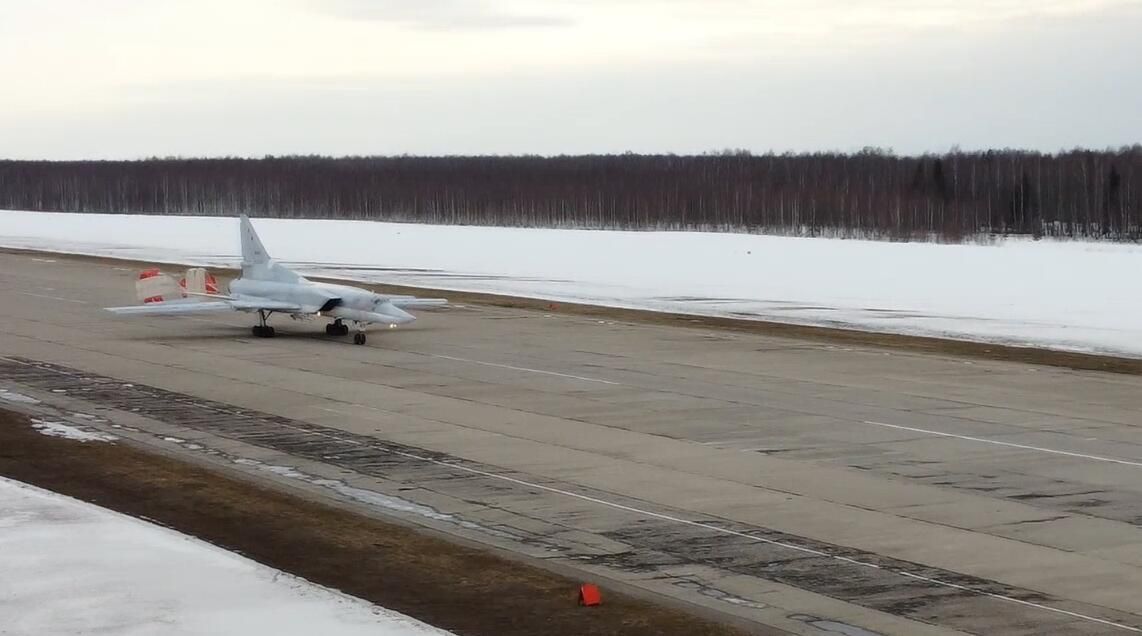 Дальний сверхзвуковой бомбардировщик-ракетоносец Ту-22М3 ВКС РФ совершает посадку после проведения патрулирования в воздушном пространстве Белоруссии. Кадр видео Дальний сверхзвуковой бомбардировщик-ракетоносец Ту-22М3 ВКС РФ совершает посадку после проведения патрулирования в воздушном пространстве Белоруссии. Кадр видео - РИА Новости, 1920, 05.02.2022