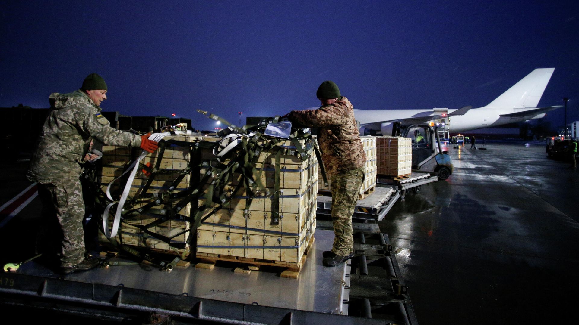 Украинские военнослужащие разгружают партию военной помощи из США в аэропорту Борисполь - РИА Новости, 1920, 07.02.2022