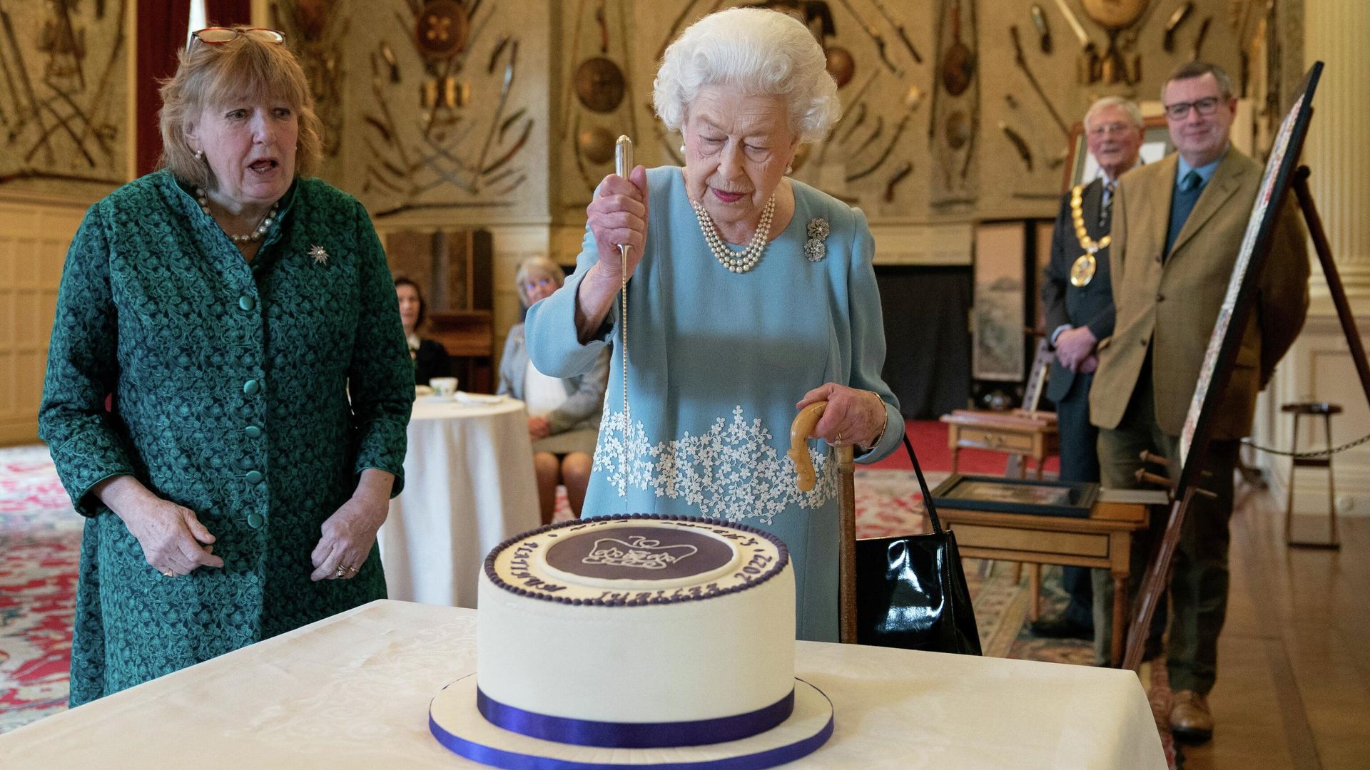 Королева Великобритании Елизавета II разрезает торт в честь 70-летия своей коронации - РИА Новости, 1920, 06.02.2022