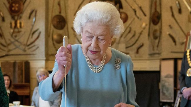 Королева Великобритании Елизавета II разрезает торт в честь 70-летия своей коронации Королева Великобритании Елизавета II разрезает торт в честь 70-летия своей коронации