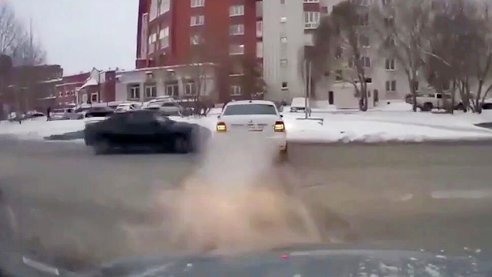 Момент ДТП в Омске. Кадр видео Момент ДТП в Омске. Кадр видео - РИА Новости, 1920, 07.02.2022