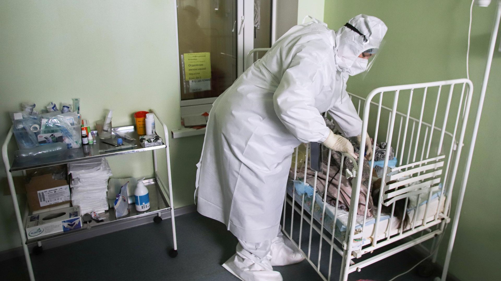 Медицинский работник у кровати ребенка Медицинский работник у кровати ребенка - РИА Новости, 1920, 30.08.2022