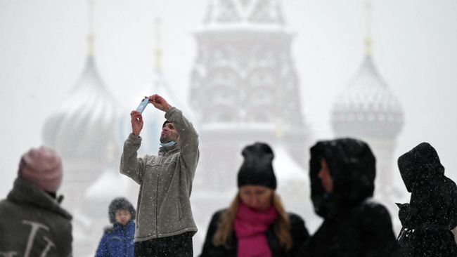 Туристы на Красной площади в Москве