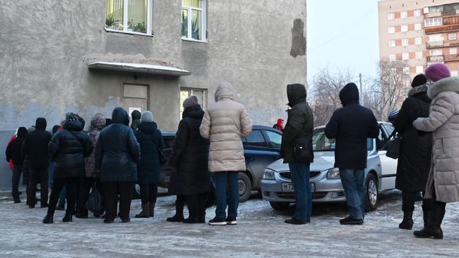Люди стоят в очереди к врачам в Омске из-за роста числа заболевших COVID-19.