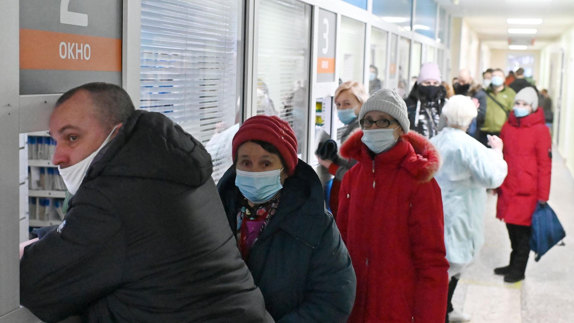 Люди стоят в очереди в поликлинике Омска из-за роста числа заболевших COVID-19 Люди стоят в очереди в поликлинике Омска из-за роста числа заболевших COVID-19 - РИА Новости, 1920, 05.12.2023