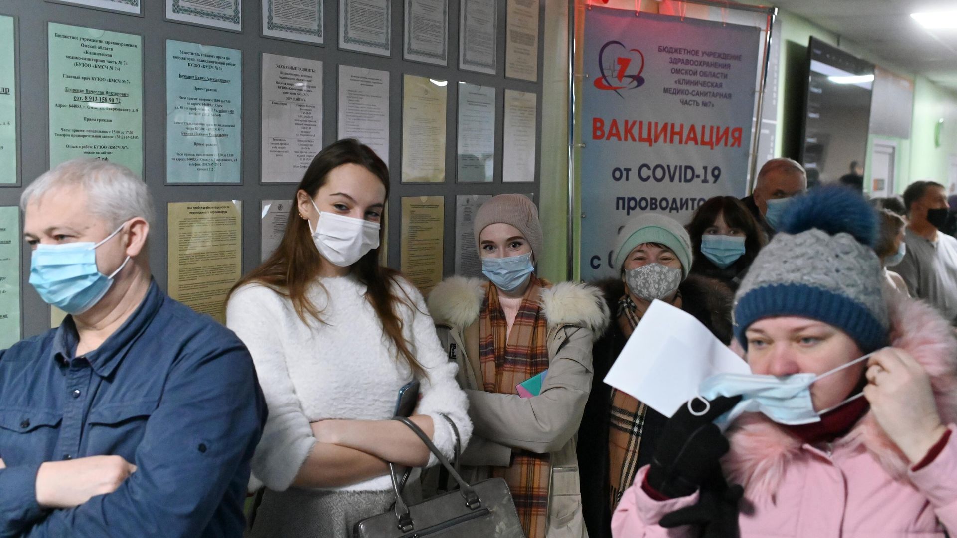 Люди стоят в очереди в поликлинике Люди стоят в очереди в поликлинике - РИА Новости, 1920, 20.12.2023