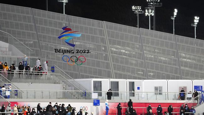Болельщики во время соревнований по прыжкам на лыжах с трамплина Болельщики во время соревнований по прыжкам на лыжах с трамплина