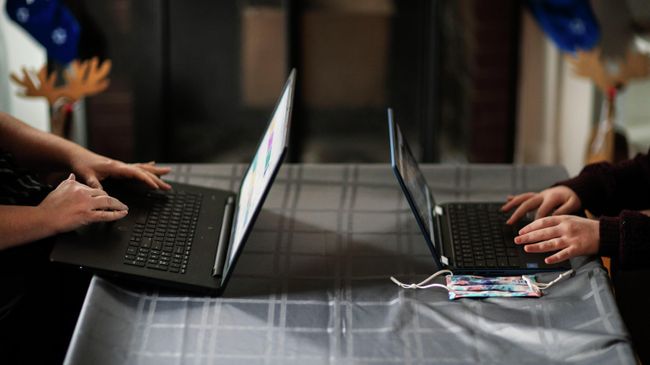 Женщины работают за ноутбуком