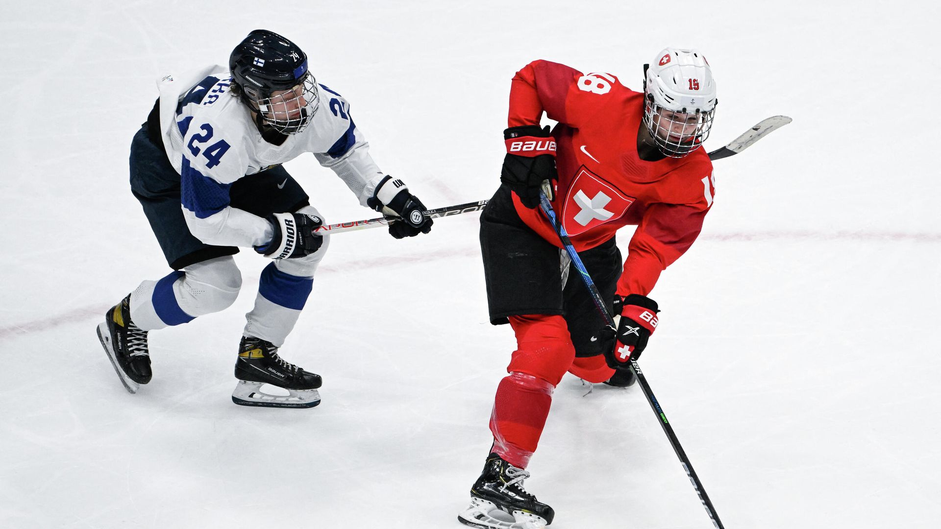 Finland's Viivi Vainikka (L) fights for the puck with Switzerland's Stefanie Wetli during the women's preliminary round group A match of the Beijing 2022 Winter Olympic Games ice hockey competition between Switzerland and Finland, at the National Indoor Stadium in Beijing on February 7, 2022. (Photo by GABRIEL BOUYS / AFP) Finland's Viivi Vainikka (L) fights for the puck with Switzerland's Stefanie Wetli during the women's preliminary round group A match of the Beijing 2022 Winter Olympic Games ice hockey competition between Switzerland and Finland, at the National Indoor Stadium in Beijing on February 7, 2022. (Photo by GABRIEL BOUYS / AFP) - РИА Новости, 1920, 07.02.2022