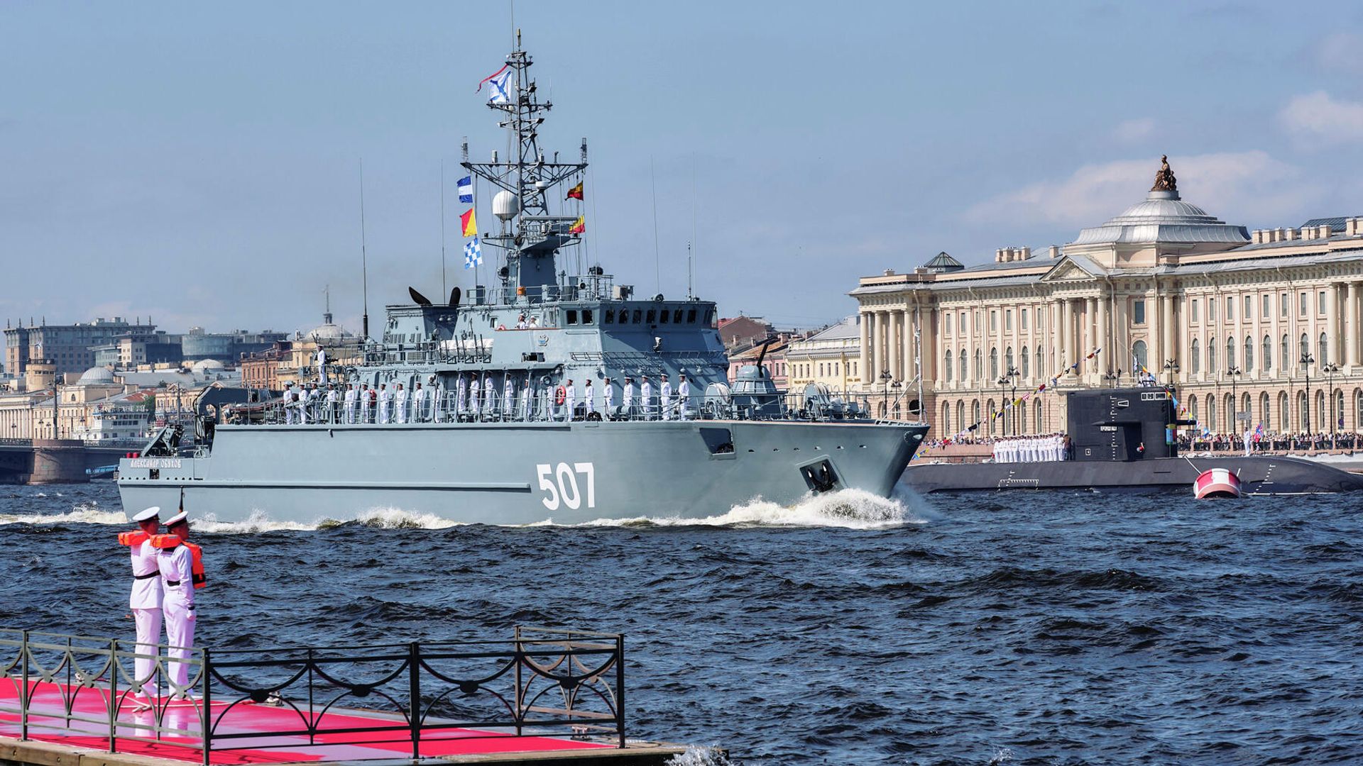 Корабль противоминной обороны проекта 12700 Александр Обухов и дизель-электрическая подводная лодка Б-586 Кронштадт. На втором плане: здание Санкт-Петербургской академии художеств Корабль противоминной обороны проекта 12700 Александр Обухов и дизель-электрическая подводная лодка Б-586 Кронштадт. На втором плане: здание Санкт-Петербургской академии художеств - РИА Новости, 1920, 29.06.2022