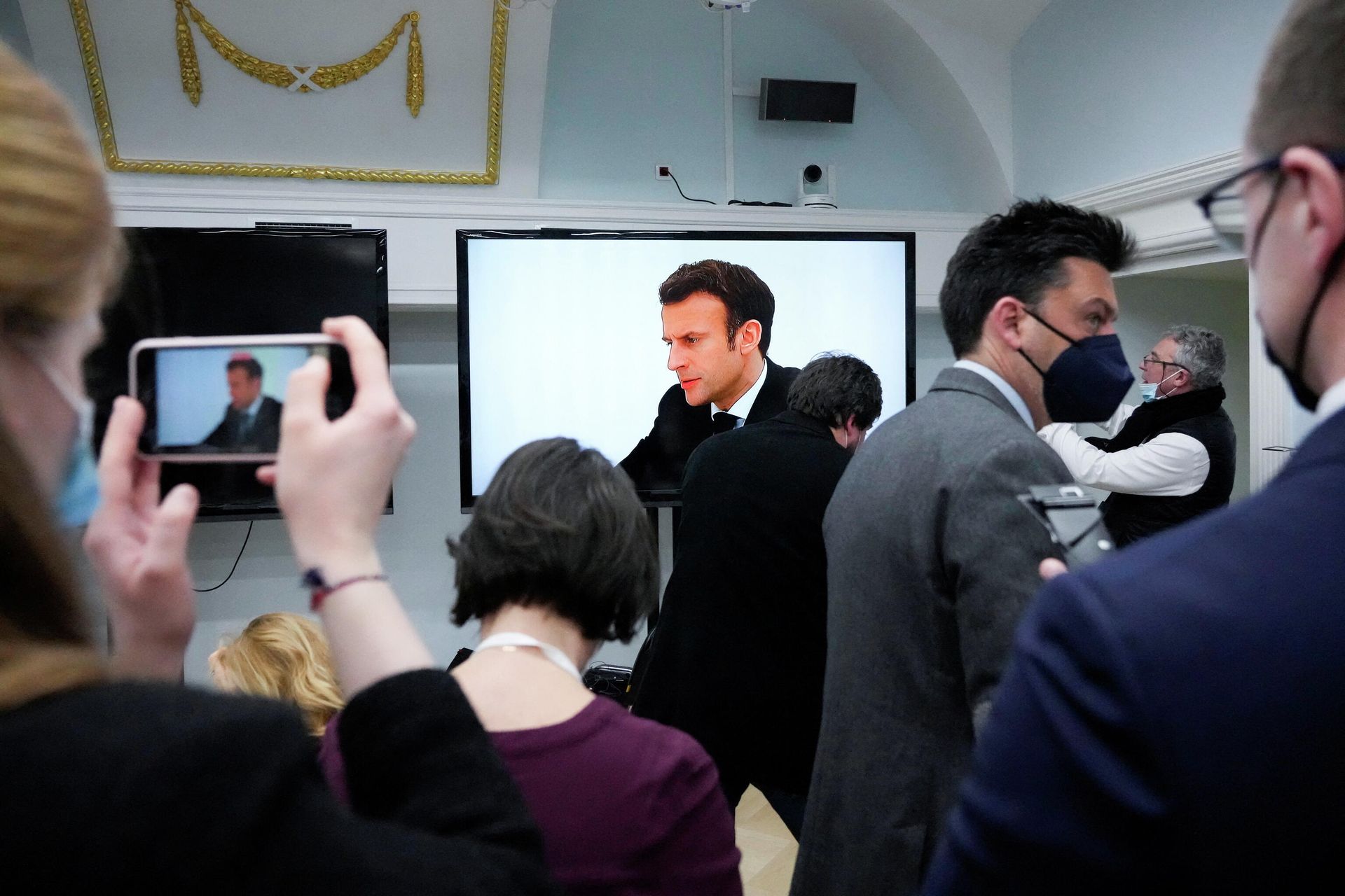 Журналисты в пресс-центре Большого Кремлевского дворца во время встречи президента Франции Эммануэля Макрона с президентом России Владимиром Путиным Журналисты в пресс-центре Большого Кремлевского дворца во время встречи президента Франции Эммануэля Макрона с президентом России Владимиром Путиным - РИА Новости, 1920, 08.02.2022
