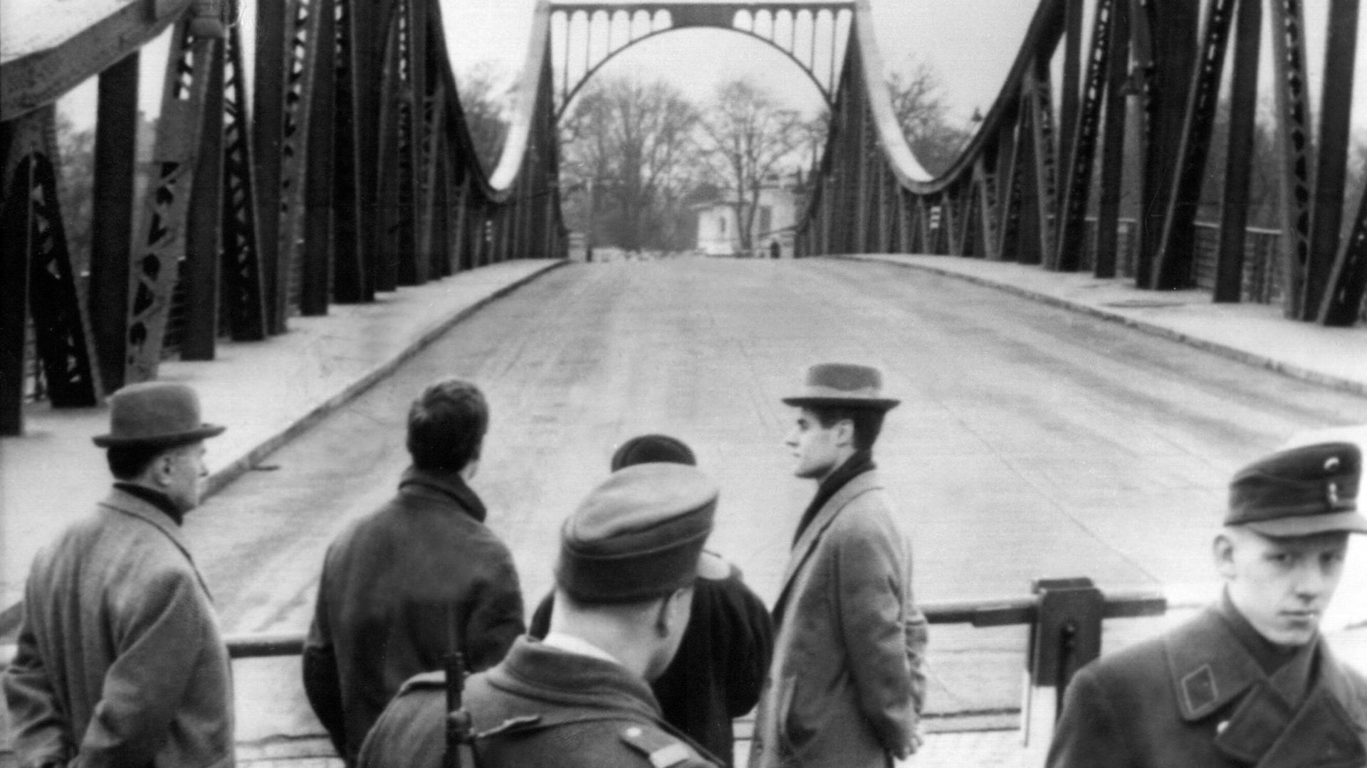 Вид на мост Глинике в Берлине после того, как американского пилота Гэри Фрэнсиса Пауэрса обменяли на советского шпиона Рудольфа Абеля Вид на мост Глинике в Берлине после того, как американского пилота Гэри Фрэнсиса Пауэрса обменяли на советского шпиона Рудольфа Абеля - РИА Новости, 1920, 10.02.2022