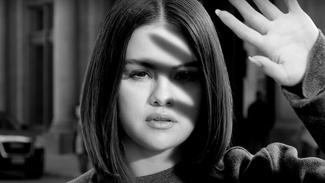 Coldplay X Selena Gomez - Let Somebody Go. Кадр видео