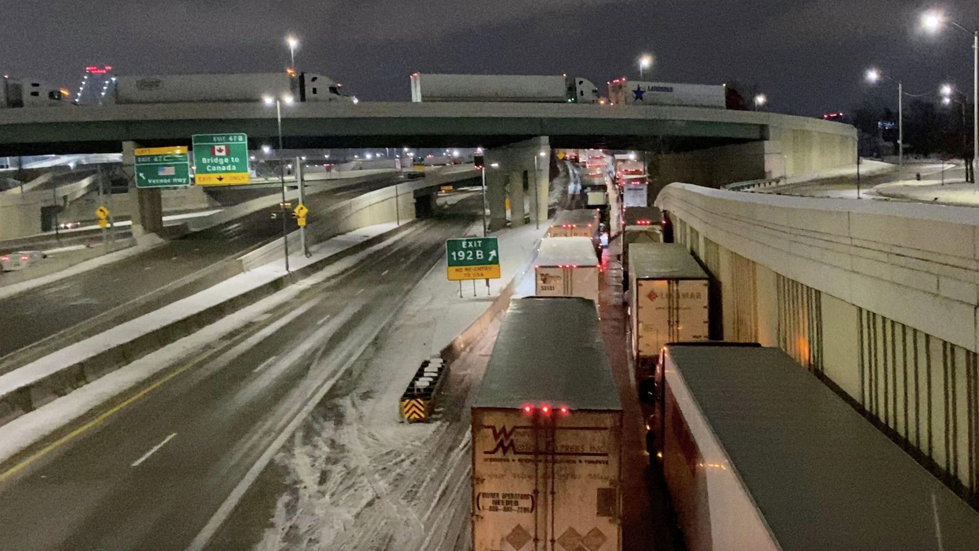 Очередь грузовиков на развязке автомагистралей I-75 и I-96 на границе с Канадой в Детройте, штат Мичиган. 8 февраля 2022 Очередь грузовиков на развязке автомагистралей I-75 и I-96 на границе с Канадой в Детройте, штат Мичиган. 8 февраля 2022 - РИА Новости, 1920, 08.02.2022