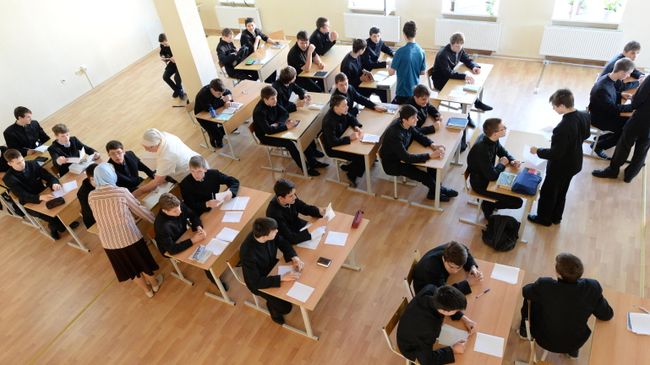 Гимназисты во время занятий в Троице-Сергиевом Варницком монастыре в городе Ростове Ярославской области