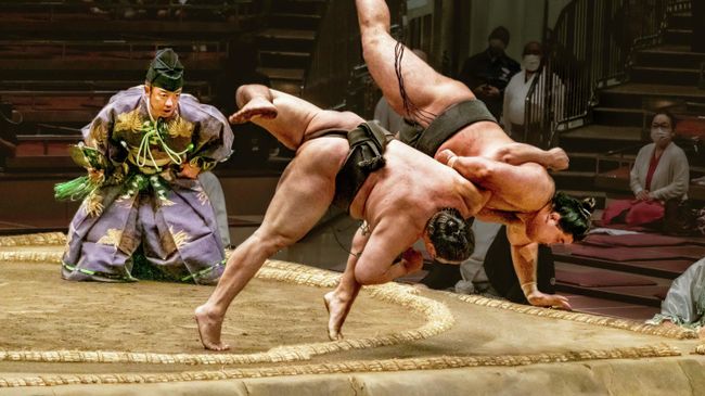 Работа фотографа Chin Leong Teo Sumo Wrestling 10, победившая в номинации National Awards Движение фотоконкурса 2022 Sony World Photography Awards